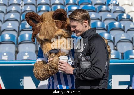 Jack Rudoni #22 von Huddersfield Town spricht mit Terry the Terrier, Huddersfield Town Maskottchen während des Sky Bet Championship-Spiels Huddersfield Town vs Blackburn Rovers in John Smith's Stadium, Huddersfield, Großbritannien, 10. April 2023 (Foto von Mark Cosgrove News/Images) Stockfoto