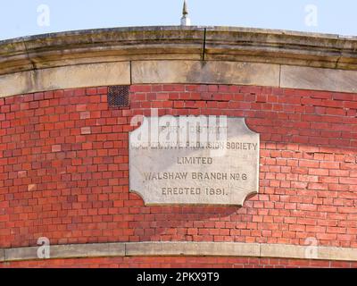 Historisches Gebäude der Co-operative Provision Society Limited, Bezirk Bury, Walshaw-Zweig Nr. 6,1891, kunstvoll geschnitzter Sandstein-Dattelstein Stockfoto