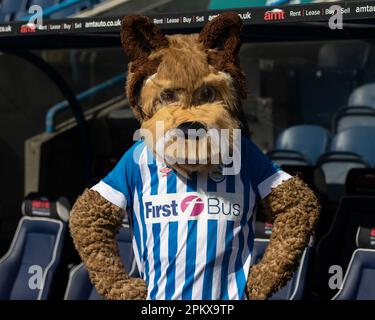 Terry the Terrier, Maskottchen von Huddersfield Town während des Sky Bet Championship-Spiels Huddersfield Town vs Blackburn Rovers im John Smith's Stadium, Huddersfield, Großbritannien, 10. April 2023 (Foto von Mark Cosgrove/News Images) Stockfoto