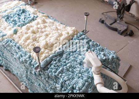 Großes, möbliertes Badezimmer in einem luxuriösen Haus mit Fliesenboden, Dusche, Badewanne und Blick auf das Hauptschlafzimmer Stockfoto