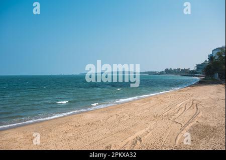 Wunderschöne Aussicht auf das tropische Meer und den Sandstrand an einem sonnigen Tag im Sommer am Golf von Thailand Stockfoto