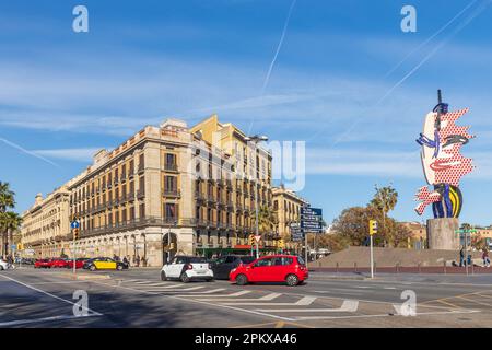 Barcelona, Spanien - 13. März 2023: El Cap de Barcelona ist eine surrealistische Skulptur des amerikanischen Popkünstlers Roy Lichtenstein für die Olympischen Sommerspiele 1992 Stockfoto