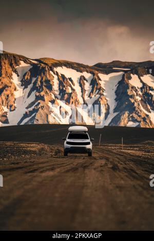 Geländewagen im Geländewagen auf unbefestigten Straßen und vulkanischen Bergen im isländischen Hochland im Sommer in Landmannalaugar, Island Stockfoto