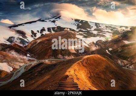 Majestätischer Blick auf die vulkanischen Bergketten Kerlingarfjoll mit Schwefelgas in geothermischer Gegend auf dem Hveradalir Trail im isländischen Hochland auf summ Stockfoto