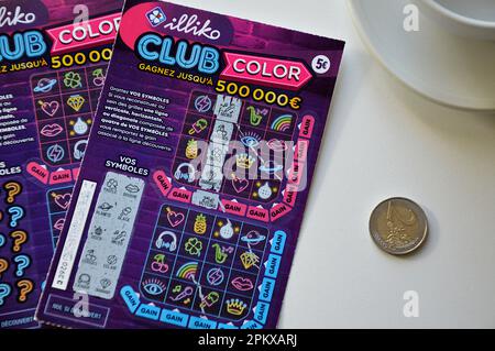 Marseille, Frankreich. 09. April 2023. In dieser Abbildung werden Karten für das Spiel Club Color Scratch angezeigt. Club Color ist ein neues Scratch-Spiel, das von Francoise des Jeux (FDJ) vorgeschlagen wird. Für 5 Euro kann er den glücklichsten Menschen einen Gewinn von bis zu 500.000 Euro ermöglichen. Kredit: SOPA Images Limited/Alamy Live News Stockfoto