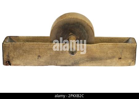 Holzwalzenmühle aus dem frühen 19. Jahrhundert isoliert auf weißem Hintergrund Stockfoto