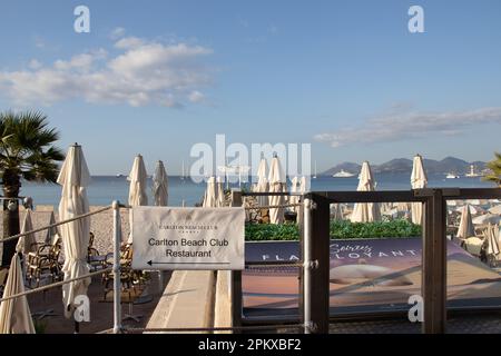 Der Eingang zum Strand Ritz Carlton Beach Club und Restaurant auf La Croisette in Cannes im Süden Frankreichs Stockfoto