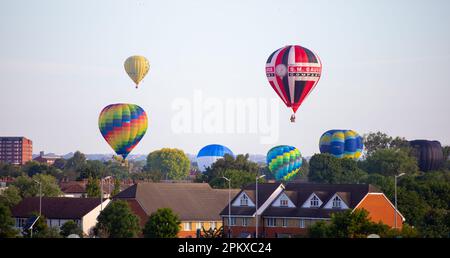 Heißluftballons, die Teil der Ballon-Regatta des Lord Mayor aus dem Jahr 2019 sind, landen in den Vororten von East London nach ihrem Flug bei Tagesanbruch über die Stadt. Stockfoto