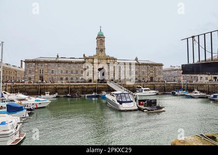 Das Melville-Gebäude am Royal William Yard in Stonehouse Plymouth, über den Yachthafen gesehen. Die ehemalige MOD-Glaswerft wird von Urban Sp. Entwickelt Stockfoto