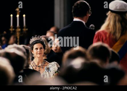 SCHWEDEN KÖNIGIN SILVIA auf der Nobelbanquete im Stockholmer Rathaus 1995 und lauschte der Rede von König Carl XVI Gustaf Stockfoto