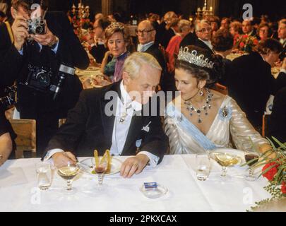 Schweden Königin Silvia auf der Nobelbanquete im Rathaus Stockholm zusammen mit dem Preisträger Kai Siegbahn Stockfoto