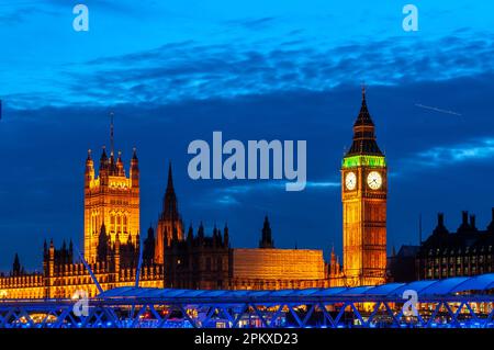 Der Palast von Westminster liegt am Nordufer der Themse in der Stadt Westminster, im Zentrum von London, England. Stockfoto