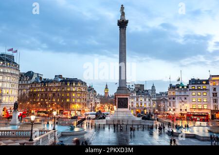 Nelson's Column befindet sich in der Mitte des Platzes, flankiert von Brunnen. Oben in der Säule befindet sich eine Statue von Horatio Nelson in Großbritannien Stockfoto