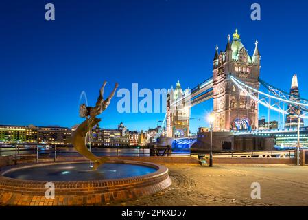 Der Delfinbrunnen befindet sich in einem kleinen Park an einem Ende der Tower Bridge. Diese Statue eines Mädchens, das mit einem Delfin tanzt, vermittelt Anmut und Energie. Stockfoto