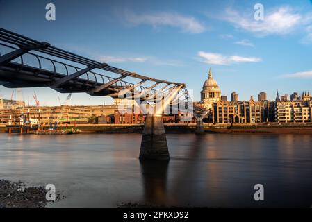 Die Y-förmige Millennium Bridge und St Paul's Cathedral auf der anderen Seite der Themse in Großbritannien Stockfoto