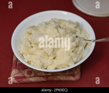 Schüssel Kartoffelpüree bereit für ein Familienessen Stockfoto