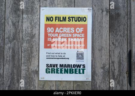 Little Marlow, Buckinghamshire, Großbritannien. 2. April 2023. Save Marlows Greenbelt Schilder sind um Little Marlow in Buckinghamshire herum aufgetaucht. Das Offshore-Unternehmen Dido Properties Ltd. Bittet um eine Baugenehmigung für eine riesige Filmproduktionsanlage auf 90 Hektar offener Grünfläche am Kreisverkehr A404 in der Nähe von Marlow. Die Einwohner und Umweltschützer sind wütend und kämpfen dafür, dass das aufhört. Kredit: Maureen McLean/Alamy Stockfoto