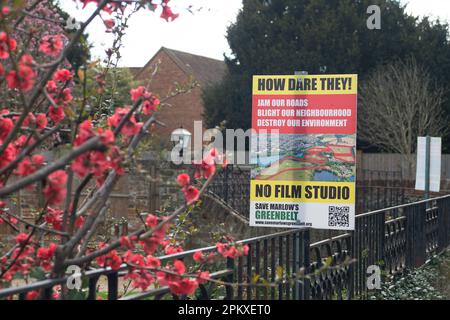 Little Marlow, Buckinghamshire, Großbritannien. 2. April 2023. Save Marlows Greenbelt Schilder sind um Little Marlow in Buckinghamshire herum aufgetaucht. Das Offshore-Unternehmen Dido Properties Ltd. Bittet um eine Baugenehmigung für eine riesige Filmproduktionsanlage auf 90 Hektar offener Grünfläche am Kreisverkehr A404 in der Nähe von Marlow. Die Einwohner und Umweltschützer sind wütend und kämpfen dafür, dass das aufhört. Kredit: Maureen McLean/Alamy Stockfoto