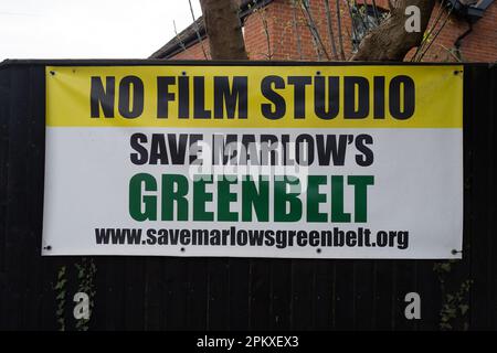 Little Marlow, Buckinghamshire, Großbritannien. 2. April 2023. Save Marlows Greenbelt Schilder sind um Little Marlow in Buckinghamshire herum aufgetaucht. Das Offshore-Unternehmen Dido Properties Ltd. Bittet um eine Baugenehmigung für eine riesige Filmproduktionsanlage auf 90 Hektar offener Grünfläche am Kreisverkehr A404 in der Nähe von Marlow. Die Einwohner und Umweltschützer sind wütend und kämpfen dafür, dass das aufhört. Kredit: Maureen McLean/Alamy Stockfoto