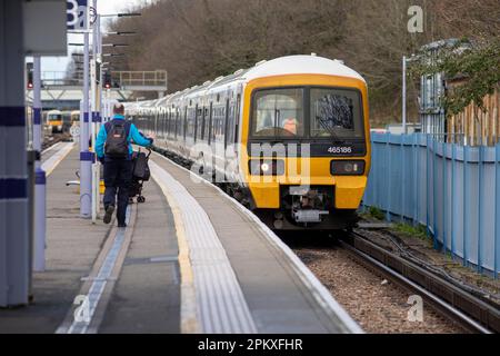 Der Bahnhof Orpington befindet sich an der südöstlichen Hauptlinie, die die Stadt Orpington im Londoner Stadtteil Bromley im Südosten Londons bedient. Es ist 13 Meilen 65 Ketten (22,2 km) die Linie runter von London Charing Cross und liegt zwischen Petts Wood und Chelsfield Stationen. Es ist in Travelcard Zone 6. Stockfoto