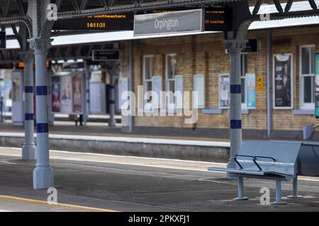 Der Bahnhof Orpington befindet sich an der südöstlichen Hauptlinie, die die Stadt Orpington im Londoner Stadtteil Bromley im Südosten Londons bedient. Es ist 13 Meilen 65 Ketten (22,2 km) die Linie runter von London Charing Cross und liegt zwischen Petts Wood und Chelsfield Stationen. Es ist in Travelcard Zone 6. Stockfoto