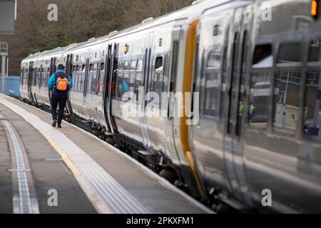 Der Bahnhof Orpington befindet sich an der südöstlichen Hauptlinie, die die Stadt Orpington im Londoner Stadtteil Bromley im Südosten Londons bedient. Es ist 13 Meilen 65 Ketten (22,2 km) die Linie runter von London Charing Cross und liegt zwischen Petts Wood und Chelsfield Stationen. Es ist in Travelcard Zone 6. Stockfoto