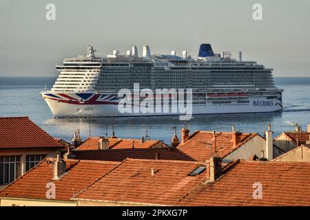 Marseille, Frankreich. 10. April 2023. Das Kreuzfahrtschiff Arvia erreicht den französischen Mittelmeerhafen von Marseille. Kredit: SOPA Images Limited/Alamy Live News Stockfoto