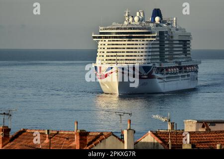 Marseille, Frankreich. 10. April 2023. Das Kreuzfahrtschiff Arvia erreicht den französischen Mittelmeerhafen von Marseille. Kredit: SOPA Images Limited/Alamy Live News Stockfoto