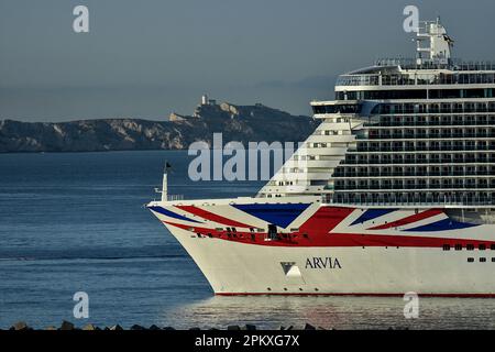 Marseille, Frankreich. 10. April 2023. Das Kreuzfahrtschiff Arvia erreicht den französischen Mittelmeerhafen von Marseille. Kredit: SOPA Images Limited/Alamy Live News Stockfoto