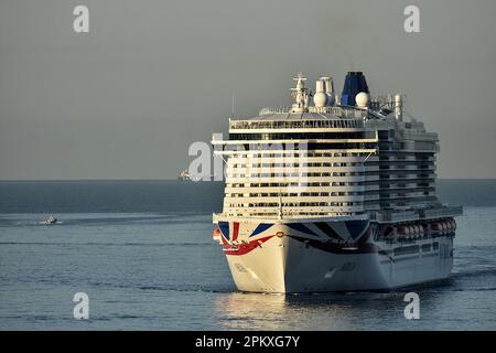 Marseille, Frankreich. 10. April 2023. Das Kreuzfahrtschiff Arvia erreicht den französischen Mittelmeerhafen von Marseille. Kredit: SOPA Images Limited/Alamy Live News Stockfoto