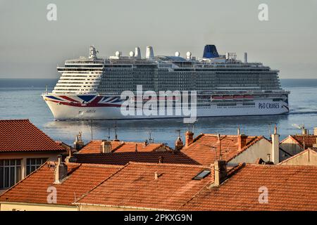 Marseille, Frankreich. 10. April 2023. Das Kreuzfahrtschiff Arvia erreicht den französischen Mittelmeerhafen von Marseille. (Foto: Gerard Bottino/SOPA Images/Sipa USA) Guthaben: SIPA USA/Alamy Live News Stockfoto