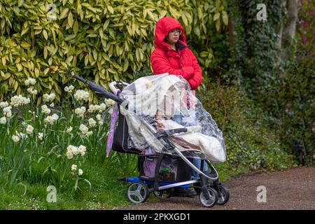 Preston Lancashire. UK Weather . 10. April 2023. Geschäfte, Einkäufer, an nassen, regnerischen Tagen im Stadtzentrum. Heute eine Mischung aus Sonnenschein und stürmischen Schauern für die meisten, von denen einige schwer sein können, mit der Aussicht auf Hagel und Donner. Kredit; MediaWorldImages/AlamyLiveNews Stockfoto