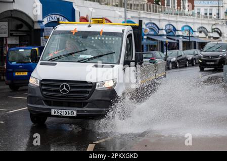 Southend on Sea, Essex, Großbritannien. 10. April 2023. Der Feiertag in Southend auf See hat den ganzen Morgen Regen gesehen. Lieferwagen fährt durch Überschwemmungen Stockfoto