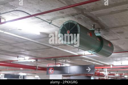 Jet-Ventilator in der Tiefgarage. Lüftungsventilator auf dem Parkplatz. Luftstromsystem. Belüftungssystem in Tiefgarage Stockfoto