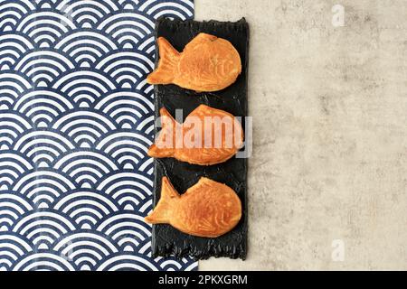 Top View Japanisches Taiyaki, Fisch-förmiger Kuchen mit süßroter Bohnen-Paste am Street Food Market Stockfoto