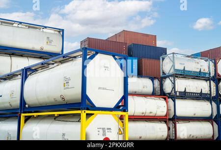 Chemikalienbehälter. ISO-Tankbehälter für Chemikalienzufuhr. Transport von flüssigen Massengütern. Chemieunternehmen. Containerfrachtbereich. Globale Logistik Stockfoto