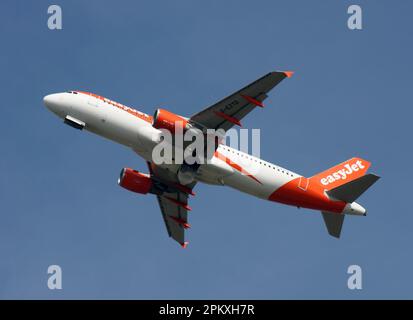 Ein Airbus A320 von easyjet fährt vom Flughafen London Gatwick ab Stockfoto