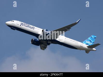 Ein Airbus der Linie A321-271NX von JetBlue Airways fährt vom Flughafen London Gatwick ab Stockfoto