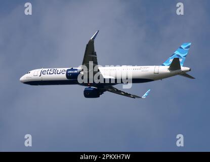 Ein Airbus der Linie A321-271NX von JetBlue Airways fährt vom Flughafen London Gatwick ab Stockfoto