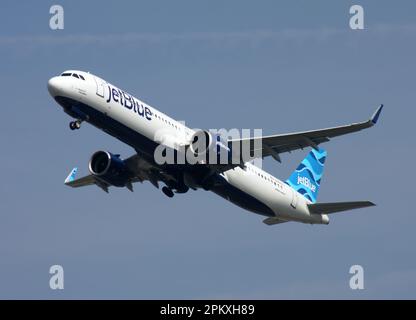 Ein Airbus der Linie A321-271NX von JetBlue Airways fährt vom Flughafen London Gatwick ab Stockfoto