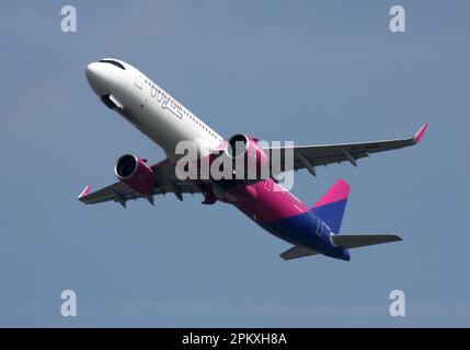 Ein Airbus A321-271NX von Wizz Air mit Abflug vom Flughafen London Gatwick Stockfoto