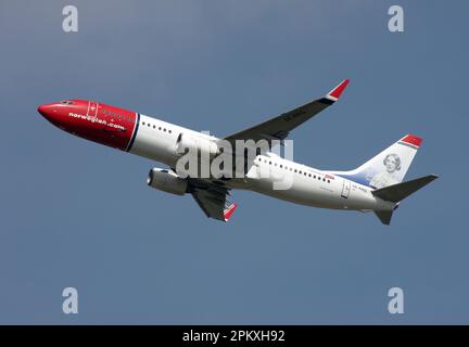 Eine Boeing 737-800 von Norwegisch verlässt den Flughafen London Gatwick Stockfoto