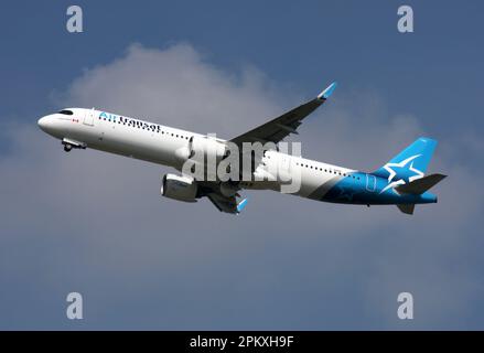 Ein Airbus A321-271NX von Air Transat, der vom Flughafen London Gatwick abfährt Stockfoto