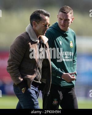 Wrexham, Wrexham County Borough, Wales, 10. April 2023. Wrexham Miteigentümer Rob McElhenney trifft vor dem Anstoß mit Wrexham Stürmer Paul Mullin während des Wrexham Association Football Club V Notts County Football Club auf dem Rennplatz in der Vanarama National League ein. (Bild: ©Cody Froggatt/Alamy Live News) Stockfoto