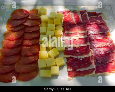La Mamunia, Motril, Granada, Spanien. Essen (Jamon, Lomo, Käse). Vorspeisen. Stockfoto