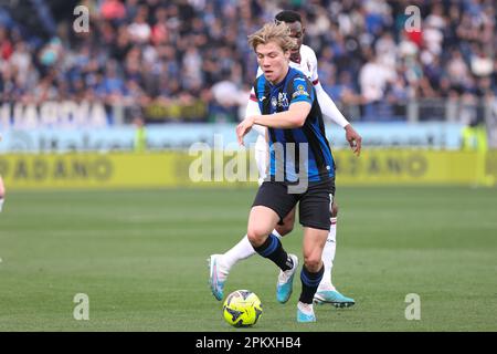 Bergamo, Italien. 8. April 2023. Italien, Bergamo, april 08 2023: Rasmus Hojlund (Atalanta Stürmer) dribbelt in der ersten Hälfte während des Fußballspiels ATALANTA vs BOLOGNA, Serie A Tim 2022-2023 day29 Gewiss Stadion (Kreditbild: © Fabrizio Andrea Bertani/Pacific Press via ZUMA Press Wire) NUR REDAKTIONELLE VERWENDUNG! Nicht für den kommerziellen GEBRAUCH! Stockfoto