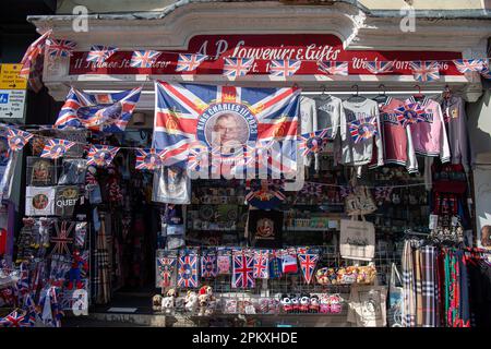 Windsor, Berkshire, Großbritannien. 8. April 2023. Die Stadt Windsor bereitet sich auf die Krönung von König Karl III. Vor Am Sonntag, den 7. Mai 2023, findet auf dem Gelände von Windsor Castle ein Konzert statt. Die Läden fangen an, König Charles und Krönung Souvenirs zu verkaufen. Kredit: Maureen McLean/Alamy Stockfoto