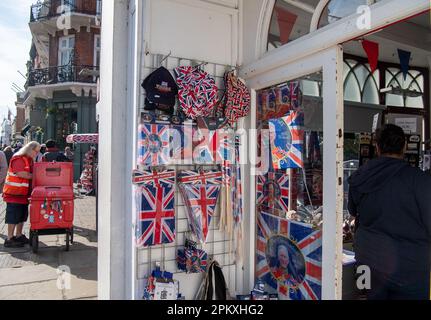 Windsor, Berkshire, Großbritannien. 8. April 2023. Die Stadt Windsor bereitet sich auf die Krönung von König Karl III. Vor Am Sonntag, den 7. Mai 2023, findet auf dem Gelände von Windsor Castle ein Konzert statt. Die Läden fangen an, König Charles und Krönung Souvenirs zu verkaufen. Kredit: Maureen McLean/Alamy Stockfoto