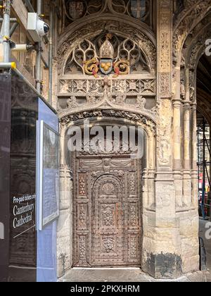 Alte Holztür in der Kathedrale in der Stadt Canterbury, Kent, Großbritannien Stockfoto