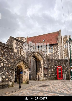 The Mint Yard Gate, Eingang zur Kings School, in der Stadt Canterbury, Kent, Großbritannien Stockfoto